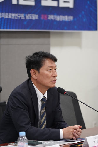 조인철 국회 과학기술정보방송통신위원회 의원(더불어민주당, 광주 서구갑)이 한국마이크로의료로봇연구원(KIMIRo)이 13일 국회의원회관 제9간담회실에서 의료AI·마이크로의료로봇 융합기술 현황 및 전망을 주제로 개최한 '의료AI·마이크로의료로봇 융합기술 포럼'에서 개회사를 하고 있다.