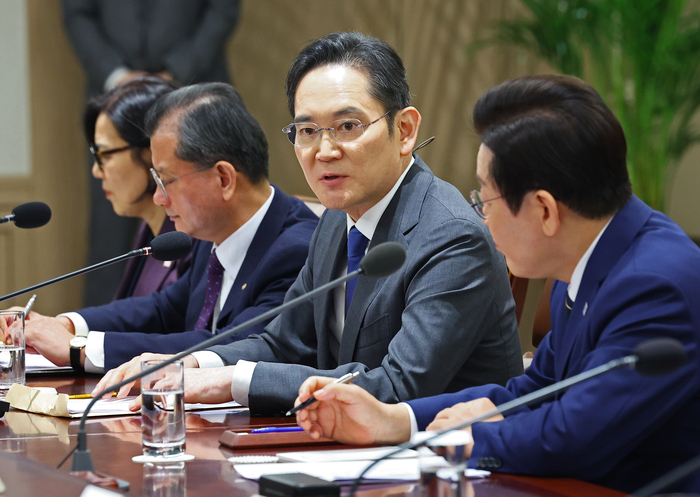 이재용 삼성전자 회장이 16일 용산 대통령실에서 열린 한미 관세협상 후속 민관 합동회의에서 발언하고 있다. (사진=연합뉴스)