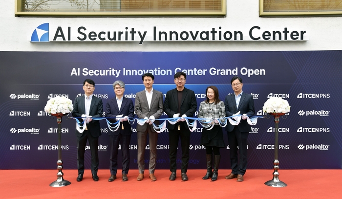 서울 서초구 아이티센빌딩 별관 1층에 'AI 시큐리티 이노베이션 센터'가 마련됐다. (왼쪽부터)조재용 팔로알토네트웍스코리아 부사장, 이의길 아이티센피엔에스 상무, 박상규 팔로알토네트웍스코리아 대표, 강진모 아이티센그룹 회장, 미셸 소우 팔로알토네트웍스 아태지역 총괄 부사장, 한상욱 아이티센피엔에스 대표가 17일 AI 시큐리티 이노베이션 센터 개소식에서 테이프 커팅을 하고 있다. [사진=아이티센피엔에스 제공]
