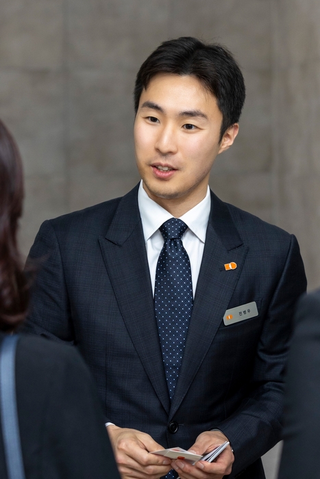 전병우 삼양식품 전무가 지난 6월 밀양 제2공장 준공식에서 해외 바이어들을 만나고 있다.