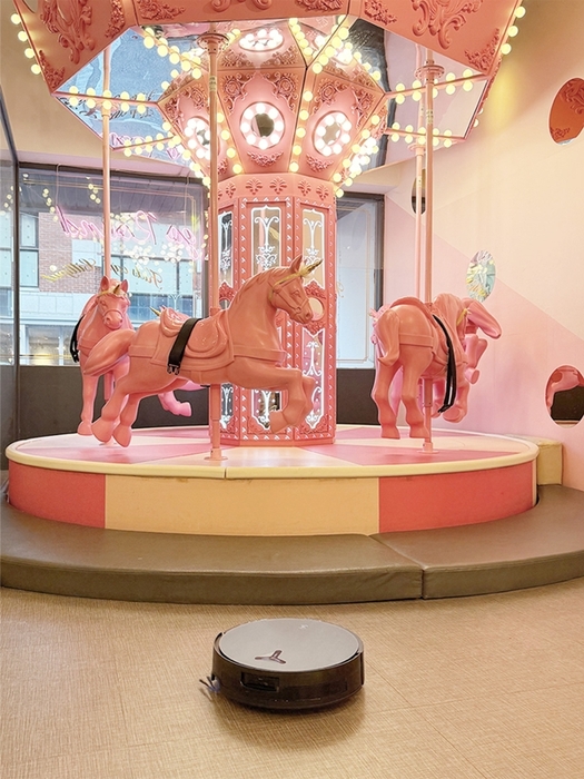 에코백스는 키즈카페 릴리펏과 '디봇 X11 옴니사이클론' 체험 캠페인을 진행했다.
