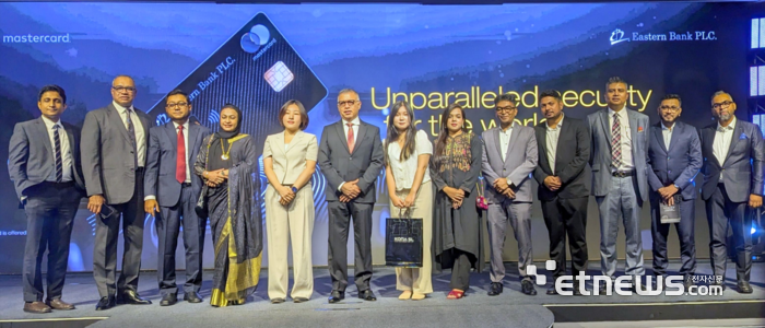 방글라데시에서 세계 최초 지문인식 메탈카드 출시 행사에 참여한 코나아이 직원 및 Eastern Bank, IDEX Biometrics 리더들.
