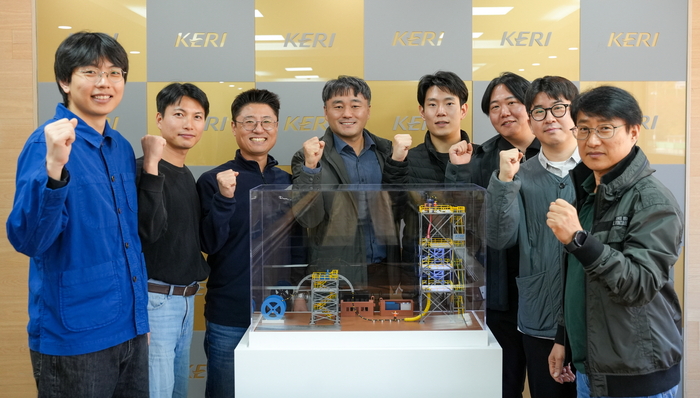 J-튜브리스 해저케이블 설치 공법을 개발한 한국전기연구원 전력케이블연구센터 최진욱 박사(왼쪽 네번째)와 연구팀.
