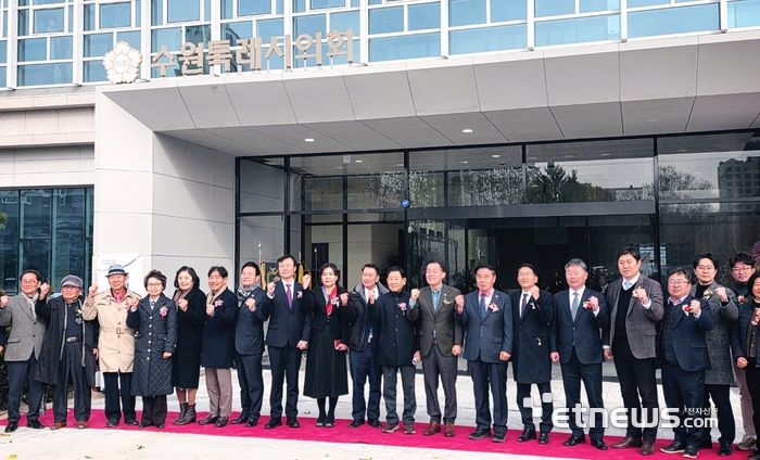 17일 이재준 수원시장(오른쪽 아홉 번째)과 이재식 시의회의장(오른쪽 여덟 번째) 등 시의회 신청사 개청식에 참석한 내빈들이 기념 촬영했다. 김동성 기자