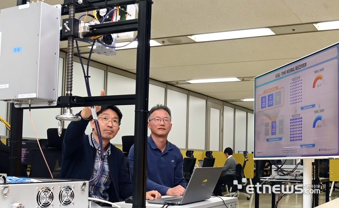 ETRI 연구진이 지능형 무선 액세스 기술을 시연하고 있다. 〈ETRI 제공〉