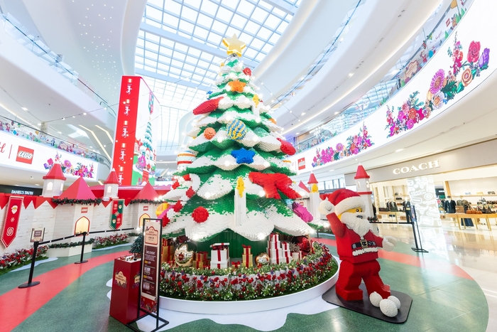 스타필드 고양에서 진행 중인 '산타의 블루밍 캐슬(11/14~1/18)' 전경