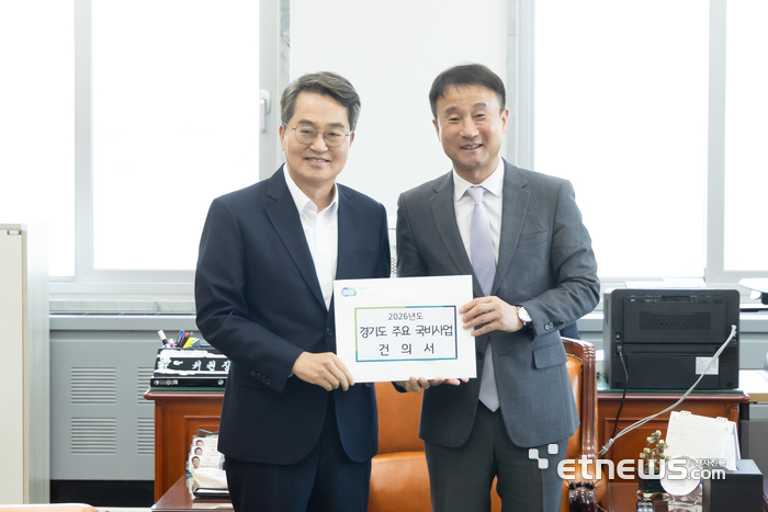 김동연 경기지사(왼쪽)가 17일 국회에서 한병도 예산결산특별위원회 위원장을 만나 2026년 경기도 핵심 국비사업 지원을 요청하고 기념 촬영했다.