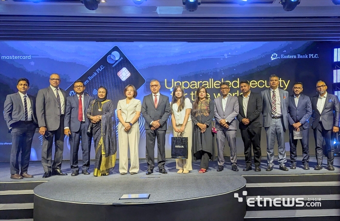 코나아이 임직원들이 방글라데시에서 열린 지문인식 메탈카드 출시 행사에 참여했다.