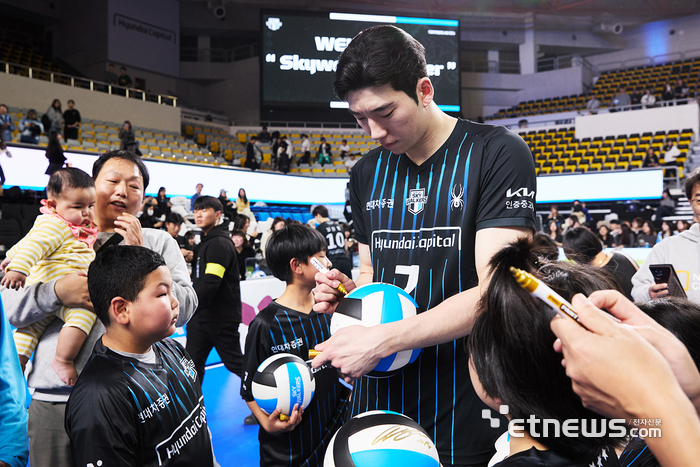 현대캐피탈, 다문화·외국인가족 배구단 초청 프로그램 개최