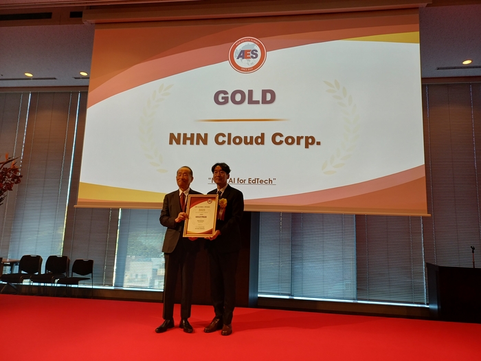 17일 일본 도쿄에서 열린 '2025 AES 글로벌 어워드'에서 김동훈 NHN 클라우드 대표가 골드 어워즈를 받고 있다. (사진=마송은 기자)