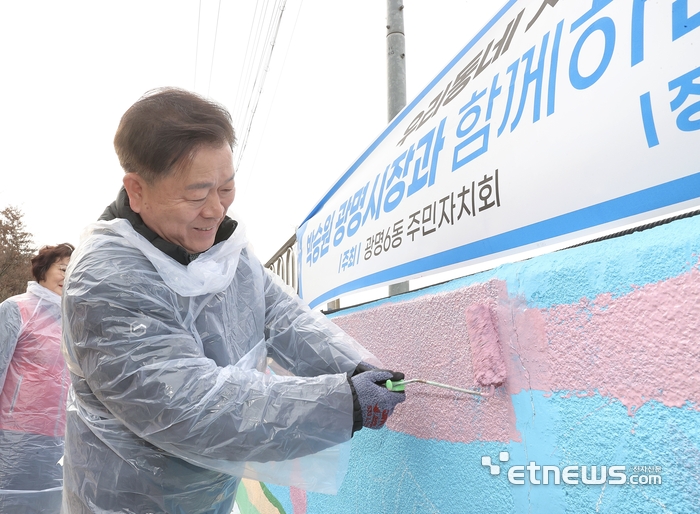 박승원 광명시장이 17일 목감천 옹벽 벽화 재정비 사업 현장을 방문해 벽화 그리기에 동참했다.