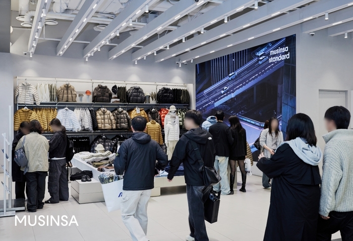 무신사 스탠다드 성수점을 방문한 고객들이 쇼핑하고 있다.