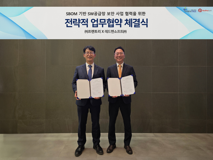 배환국 레드펜소프트 대표(왼쪽)가지난 14일 경기 과천 DX타워에서 프렌트리와 소프트웨어 공급망 보안 사업 협력을 위한 전략적 업무협약을 체결한 뒤 장창영 프렌트리 대표와 기념촬영을 하고 있다.(레드펜소프트 제공)