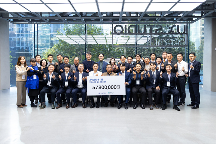 현대차, 전·현직 카마스터와 소아암 환아 후원금 전달