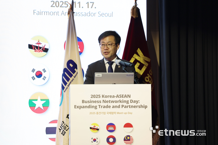 여한구 산업통상부 통상교섭본부장이 17일 서울 영등포구 페어몬트 앰버서더에서 열린 2025년 중견기업 국제협력 Meet-up Day에 참석해 환영사를 하고 있다. 산업부 제공