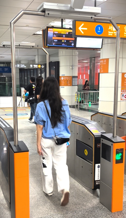 한 승객이 태그리스 결제를 위해 게이트를 통과하고 있다. 사진= 티머니 제공