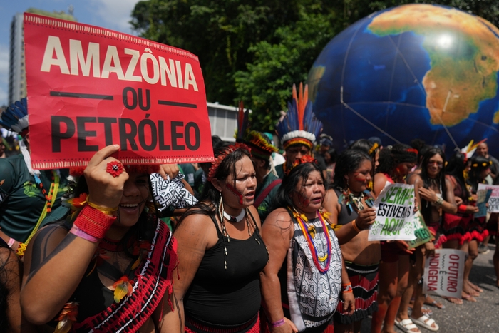 17일(현지시간) 브라질 벨렝에서 열린 제30차 유엔기후변화협약 당사국총회(COP30)에서 브라질 아마존 원주민 활동가들이 기후 시위에 참여하고 있다. AP-연합뉴스