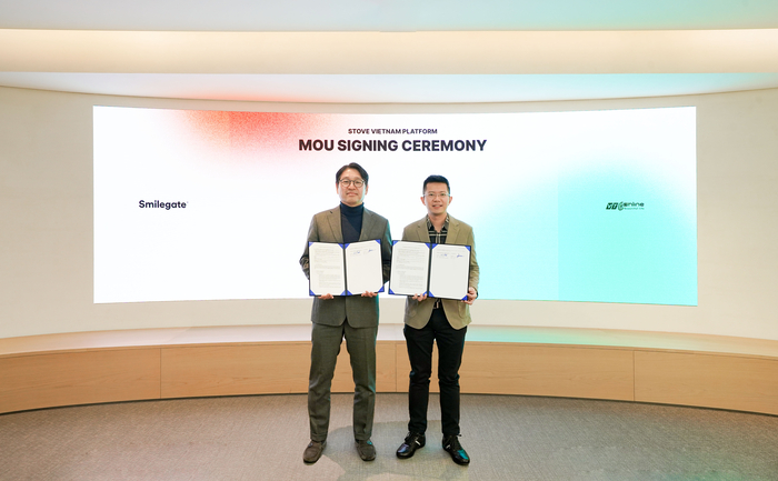 백영훈 스마일게이트 홀딩스 메가포트 부문 대표(왼쪽)와 레 비엣 호아 VTCO CEO가 18일 서울시 강남구 오렌지플래닛에서 업무협약을 체결한 후 기념촬영했다.