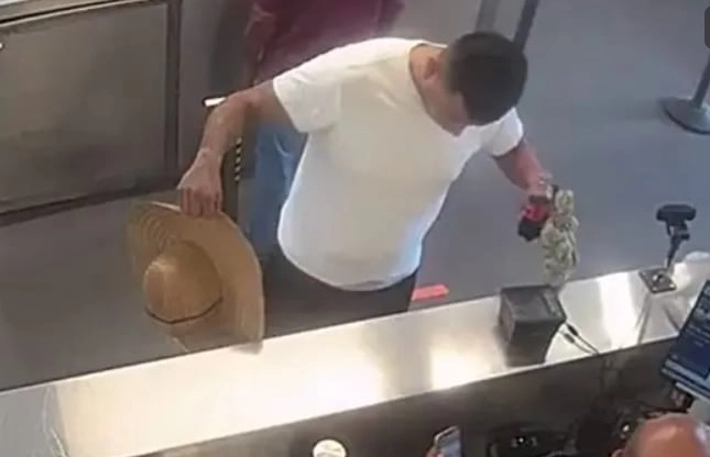 불룩 솟은 바지 속 “내 거야” 주장했지만…멸종위기종 앵무새 밀반입 들통