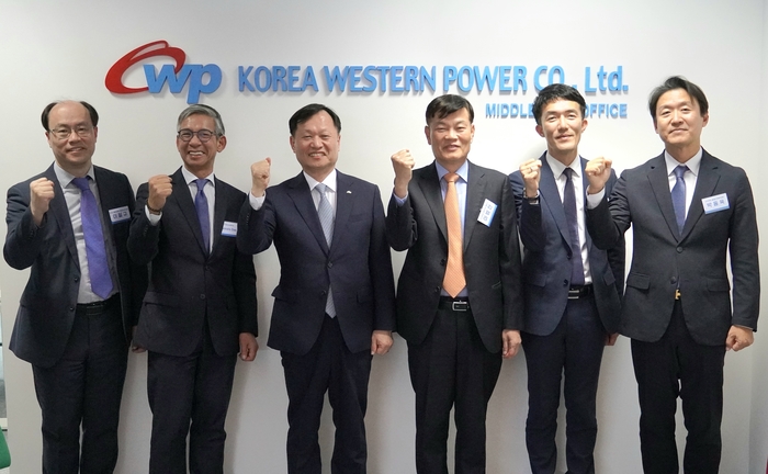 한국서부발전은 지난 1월 21일 아랍에미리트(UAE) 두바이에서 중동지사 개소식을 개최했다. 사진은 이정복 서부발전 사장(왼쪽 세 번째) 등 참석차들이 기념촬영하는 모습. 사진 출처 : 한국서부발전