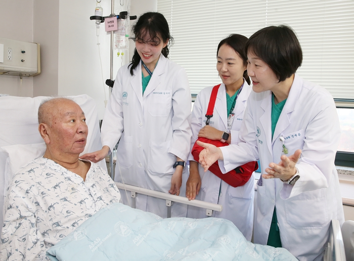 서울아산병원 낙상대응팀이 낙상 환자에게 낙상 재발 방지 교육을 진행하고 있다.(사진=서울아산병원)