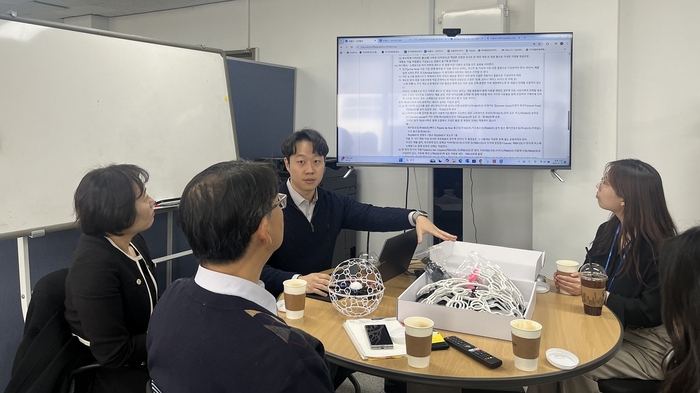 NH농협은행이 지난 17일 전북 전주에 위치한 드론 전문기업을 찾아 진행한 관세 컨설팅에서 소율관세사무소 허준 관세사(가운데)가 조언을 하고 있다. 사진제공=NH농협은행