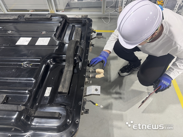 경북TP 이차전지종합관리센터 직원이 이차전지 안정성 검사를 하고 있다.