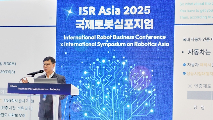 김성범 기술고문이 2025 국제로봇심포지엄에서 미래 모빌리티 사이버보안 강연을 진행하고 있다. 사진= 페스카로