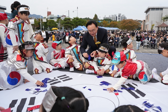 윤병태 나주시장이 10월 30일 나주학생독립운동의 정신을 되새기는 '제4회 나주시 태극기 거리 축제'에 참가해 어린이들과 함께 태극기 만들기 체험을 하고 있다.