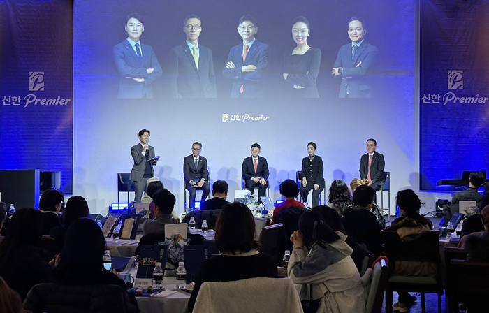 지난 17일 정동1928 아트센터에서 진행된 '신한 Premier Culture 정동길 낭만' 행사에서 신한 Premier 패스파인더 전문가들이 금융 대담을 진행하는 모습 사진제공=신한은행