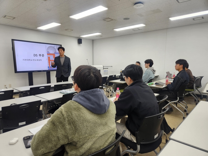 지난 3일 가천대학교 비전타워 강의실에서 현직 강연자가 참여 학생들을 대상으로 기업 맞춤형 취업전략 특강을 진행하고 있다.(사진=가천대)
