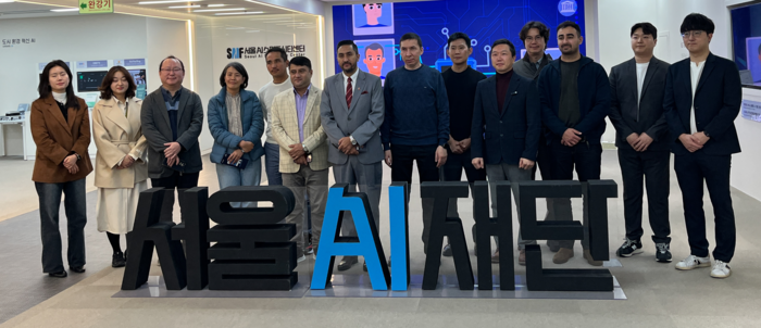 지난 14일 네팔·키르기스스탄·부탄·우즈베키스탄 ICT 부처 고위 공무원과 한국지능정보사회진흥원(NIA) 관계자들이 서울AI스마트시티센터에서 단체 기념 촬영을 하고 있다. 사진=서울AI재단