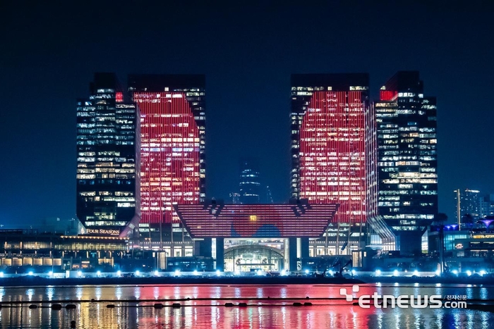 17일 아랍에미리트(UAE) 아부다비 글로벌 마켓(ADGM) 건물에 이재명 대통령 국민 방문에 대한 환영으로 태극기 조명이 점등된 모습. 사진: 대통령실