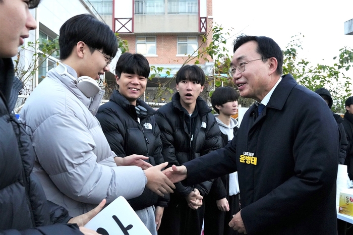 윤병태 나주시장이 2026학년도 수학능력 시험일인 11월 13일 오전 수험생 선배들을 응원하고 있는 학생들을 격려하고 있다.