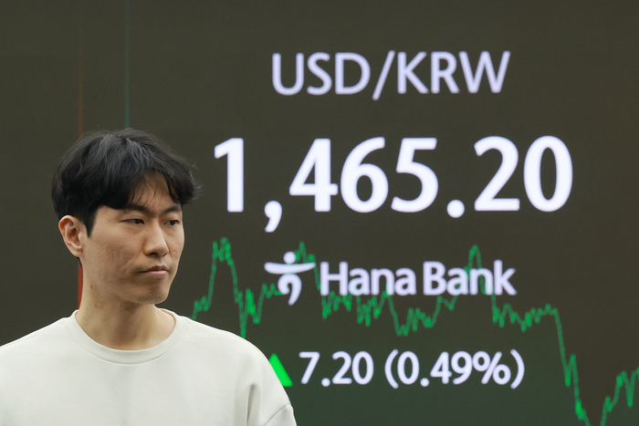 원/달러 환율 상승 마감
     (서울=연합뉴스) 신현우 기자 = 18일 서울 중구 하나은행 본점 딜링룸에서 딜러가 업무를 보고 있다.
     이날 서울 외환시장에서 미국 달러화 대비 원화 환율의 주간 거래 종가는 전날보다 7.3원 오른 1,465.3원으로 집계됐다. 2025.11.18
     nowwego@yna.co.kr
 (끝)