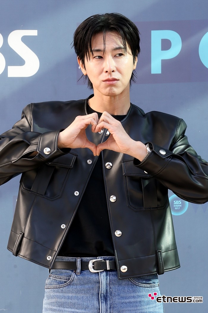 [ET포토] 동방신기 우노윤호, '카리스마 담긴 하트'