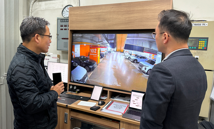 18일 서울 용산아크로타워에서 박준현 호서대 소방방재학과 교수(왼쪽)가 파이어스카우트 시연을 참관하고 있다. [사진=알체라 제공]