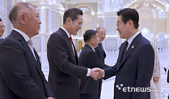 “하실 일이 많으실 것 같아요” 한명 한명 인사하는 이대통령