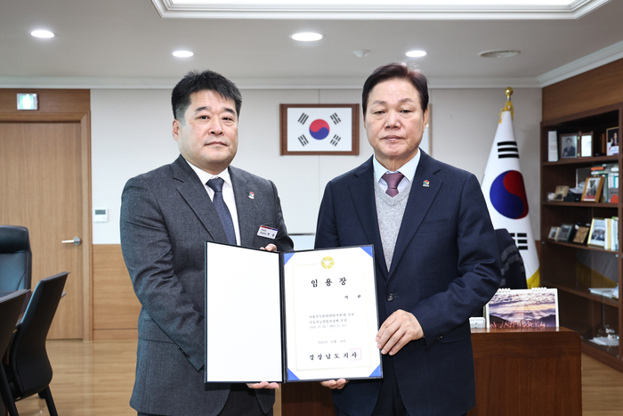 박완수 경남도지사(오른쪽)이 19일 박환 신임 인공지능산업과장에게 임용장을 수여했다.