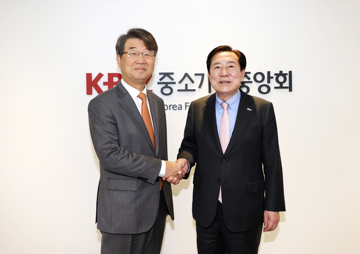 김지형 경제사회노동위원장(왼쪽))과 김기문 중기중앙회장이 19일 여의도 중앙회 회관에서 만나 기념촬영을 하고 있다.