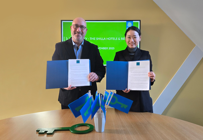 이달 17일 환경교육재단 본부에서 진행된 '호텔신라-환경교육재단 간 그린키 인증 업무협약식'에서 신라호텔 이주영 마케팅 그룹장(오른쪽), 환경교육제단 다니엘 셰퍼(왼쪽) 대표가 기념사진을 촬영하고 있다.