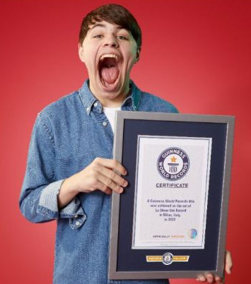 얼마나 크길래, 바나나 한송이가 통째로?…세상에서 가장 큰 입을 가진 남자