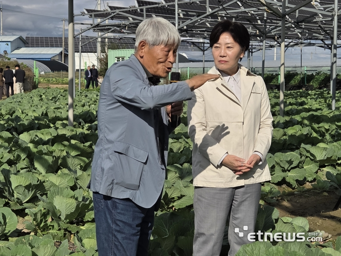 청주 오창 '영농형태양광 실증단지'를 방문한 송미령 농림축산식품부 장관(오른쪽)이 한국영농형태양광협회 관계자로부터 현황과 애로사항을 듣고 있다.