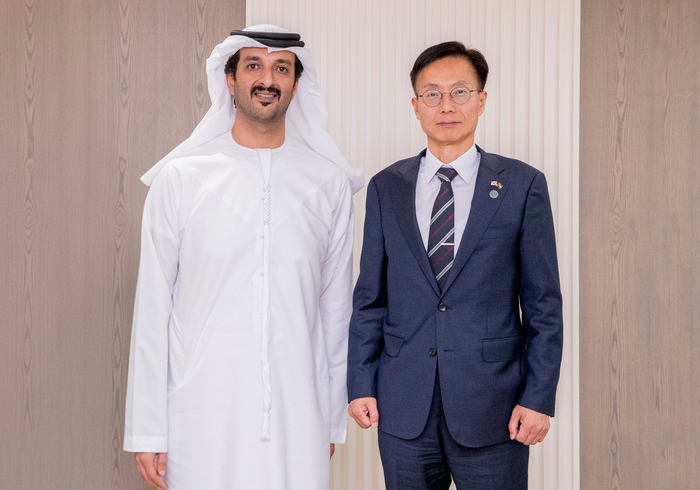 김용선 지식재산처장(오른쪽)과 압둘라 빈 투크 알 마리 UAE 경제관광부 장관이 양자 회담 후 기념념촬영을 했다.