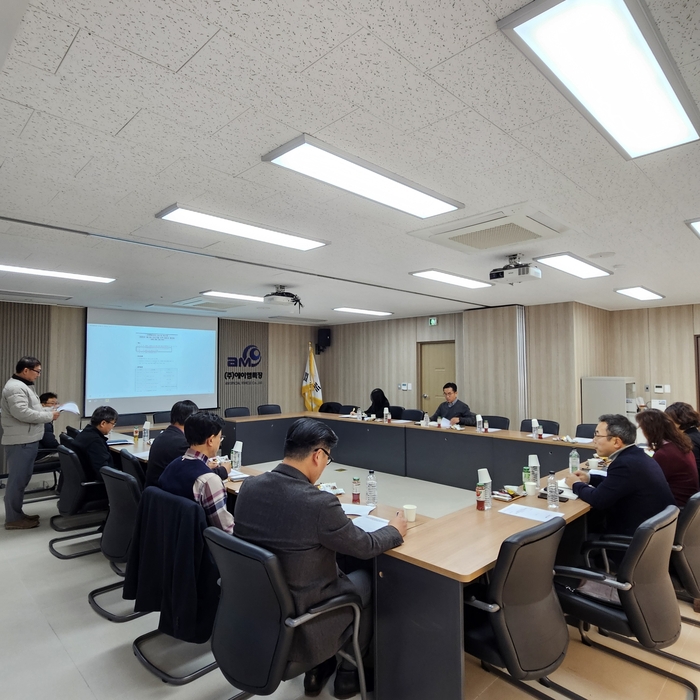 전북테크노파크는 19일 김제 소재 에이엠특장에서 전북특별자치도 '선도기업 육성사업'의 일환으로 김제·정읍·고창·부안 등 전북 기업의 현장 목소리를 듣기 위한 '2025년 제12회 선도기업 지역 대표자 협의회'를 개최했다