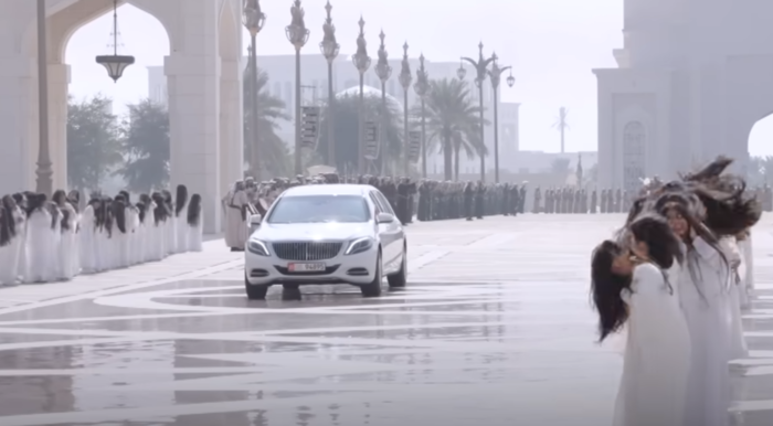아랍에미리트(UAE)가 전통 공연 예술 '알 아얄라'(Al-Ayyala)로 이재명 대통령을 맞이하고 있다. 사진=유튜브(KTV 이매진) 캡처