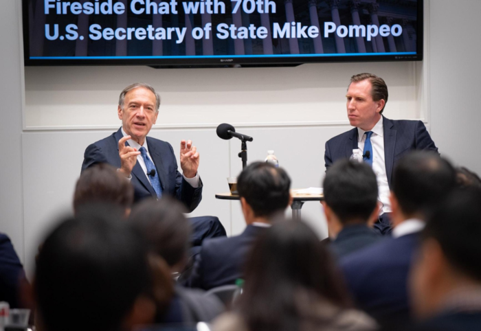 도널드 트럼프 1기 미국 행정부에서 국무장관을 지낸 마이크 폼페이오(Mike Pompeo) 전 장관(왼쪽)이 17일(현지 시각) 워싱턴DC 인근 버지니아주 페어팩스 카운티 소재 발로파크(Valo Park) 콘퍼런스룸에서 열린 법무법인 대륙아주 초청 간담회에서 기자들과 기업인들에게 말하고 있다.  오른쪽은 간담회 진행을 맡은 마릭 스트링(Marik String) (법무법인 대륙아주 제공)