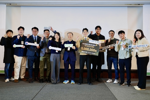 17일 강남구 그랜드인터컨티넨탈 서울 파르나스에서 'DB손해보험 교통환경챌린지 7기' 참가자 및 관계자들이 행사 기념촬영을 하고 있다.(사진=DB손해보험)