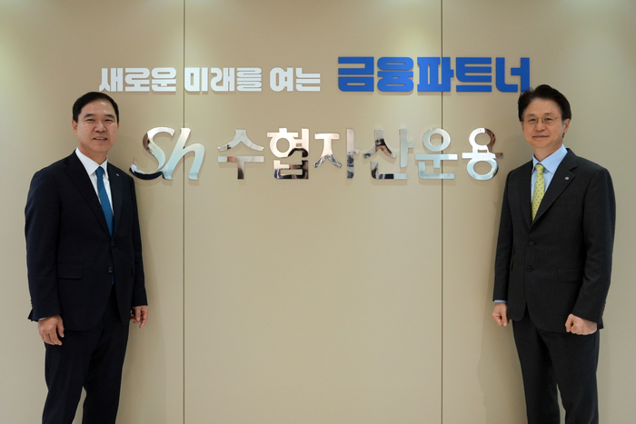 Sh수협은행 신학기은행장(왼쪽)과 Sh수협자산운용 김현욱대표(오른쪽)가 기념촬영을 하는 모습. 사진제공=Sh수협은행