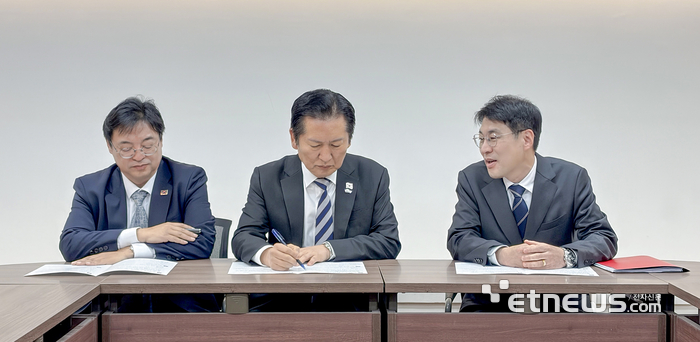 더불어민주당 정청래 당대표(가운데)와 김정기 대구시장 권한대행이 이야기 하고 있다.